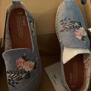 SALE. New In Box! Floral Chambray TOMS